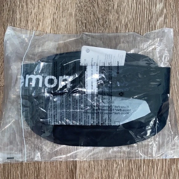 NWT Lululemon Everywhere Belt Bag, Wordmark Logo Black - Picture 5 of 6